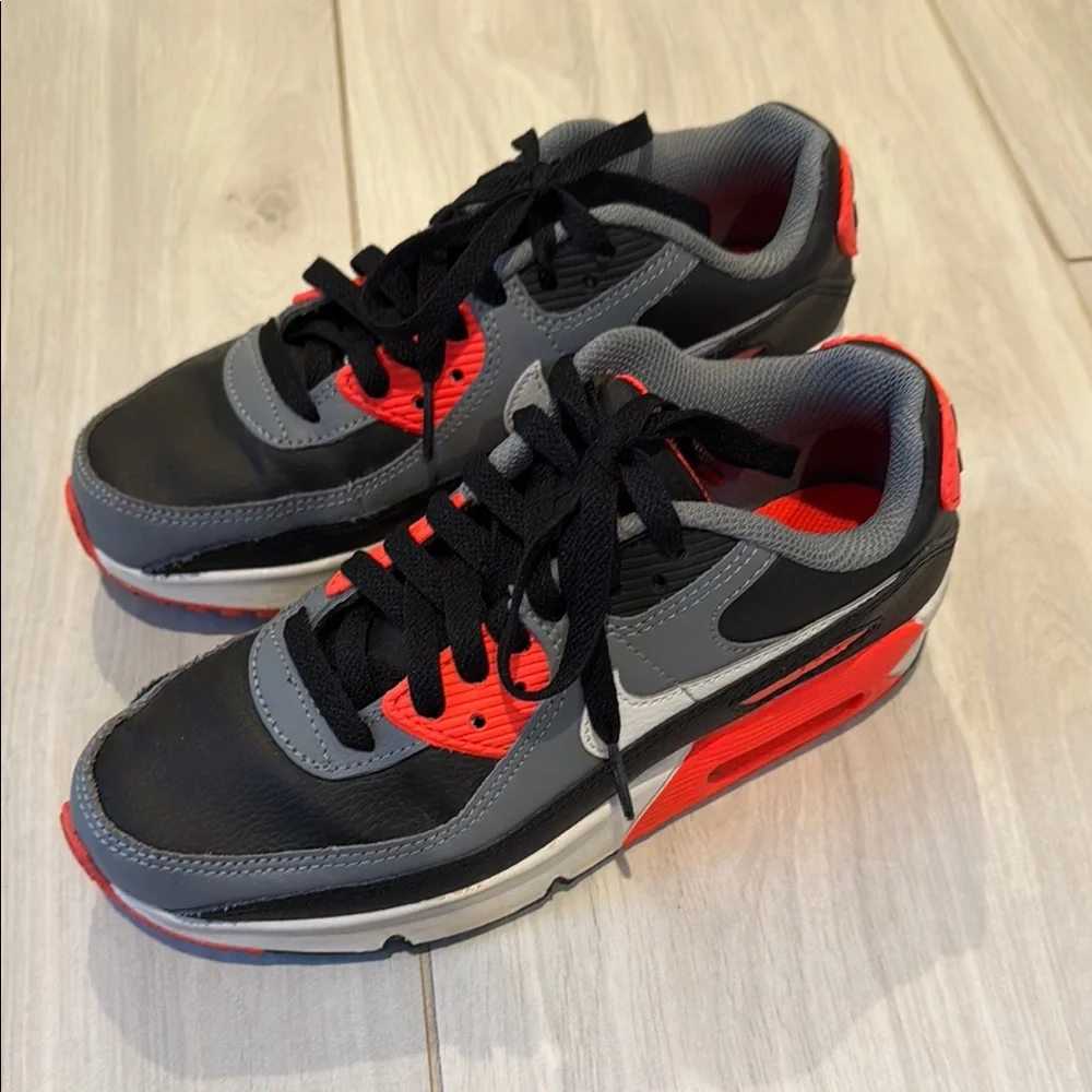 Nike Air max Kids Black and Neon Red Sneakers, size 3.5 - Picture 1 of 7